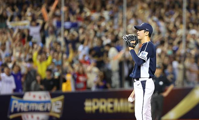 13일 대만 타이베이돔에서 열린 2024 세계야구소프트볼연맹(WBSC) 프리미어12 B조 조별리그 대한민국과 대만의 경기. 2회말 2사 만루에서 대만 천천웨이에게 만루포를 허용한 고영표가 아쉬워하고 있다. 사진 | 타이베이=연합뉴스