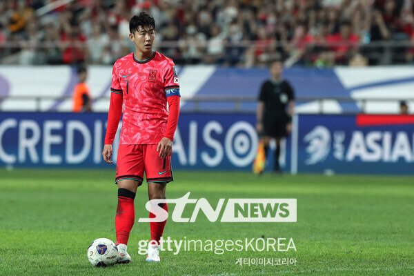 대한민국 대표팀 손흥민이 지난 9월 서울월드컵경기장에서 치러진 팔레스타인과의 국제축구연맹(FIFA) 2026 북중미 월드컵 아시아 3차 예선 1차전에서 프리킥을 준비하고 있다. 사진┃게티이미지코리아