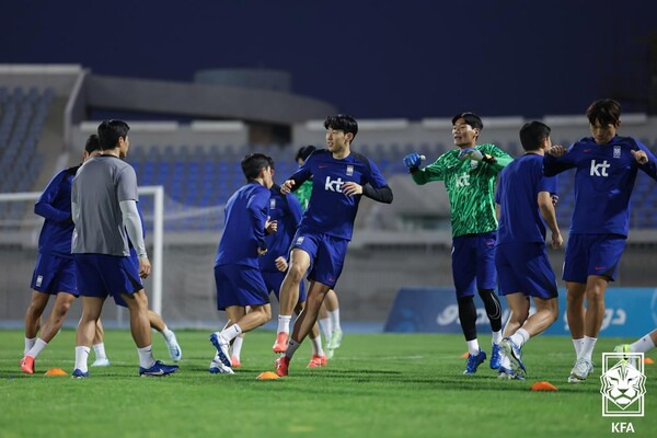 대한민국 대표팀의 캡틴 손흥민이 쿠웨이트와 국제축구연맹(FIFA) 2026 북중미 월드컵 아시아 3차 예선 5차전을 앞둔 12일(한국시간) 훈련에 집중하고 있다. 사진┃대한축구협회