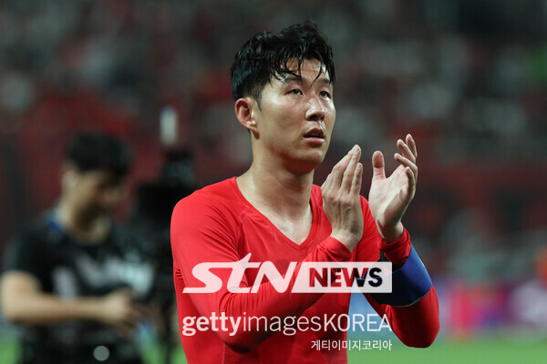 대한민국 대표팀 손흥민이 지난 9월 서울월드컵경기장에서 치러진 팔레스타인과의 국제축구연맹(FIFA) 2026 북중미 월드컵 아시아 3차 예선 1차전이 끝나고 팬들에게 인사 중이다. 사진┃게티이미지코리아