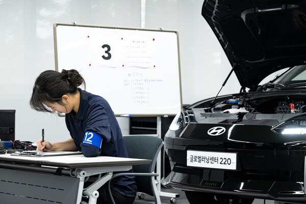 '2024 그랜드마스터 인증 평가'에 응시한 최우수 엔지니어가 현대차 천안 글로벌러닝센터에서 2차 실기 시험을 치르고 있다