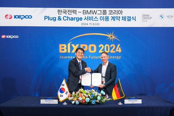 안드레아스 스툼 BMW 그룹 R&D 센터 코리아 총괄(오른쪽)과 이상원 한국전력 에너지신사업처장이 PnC 충전 서비스 이용 계약 체결식에서 기념촬영을 하고 있다.