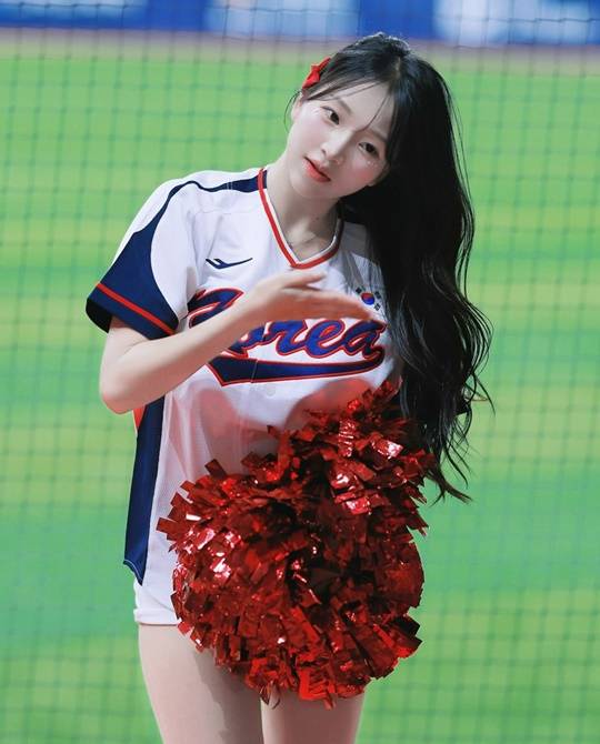 쿠바와의 평가전에서 응원을 펼친 이연진 치어리더. ⓒ이연진 치어리더 SNS