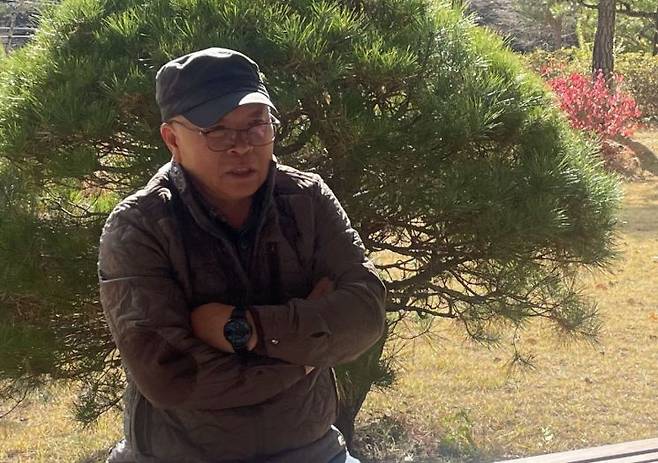 지난 7일 울진 소광리에서 만난 최수목 씨가 대왕소나무와 얽힌 유년시절의 기억을 떠올리며, 옛 이야기를 풀어내고 있다. 산림청 제공