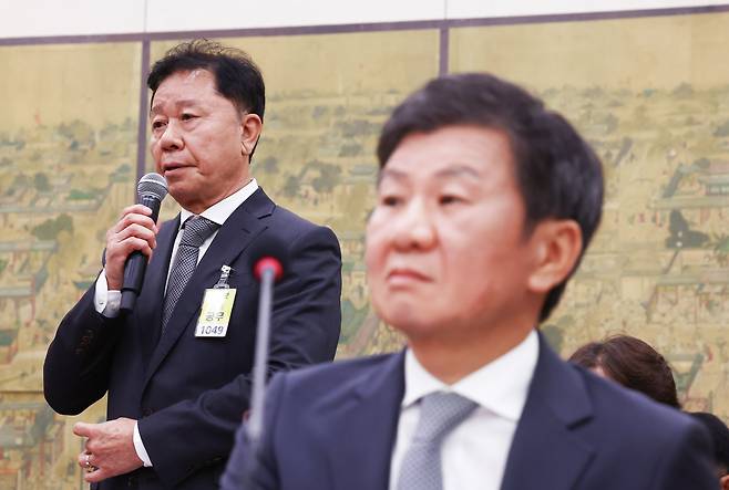 지난 9월 국회 현안질의에 출석한 정몽규(오른쪽) 대한축구협회장과 정해성 전 전력강화위원장. /뉴스1