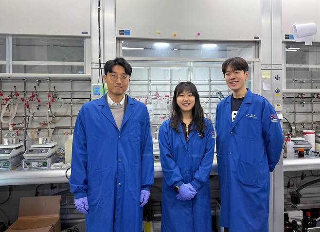 KAIST 연구진. 왼쪽부터 신소재공학과 조힘찬 교수, 하재영 박사과정, 연성범 석박사통합과정./KAIST