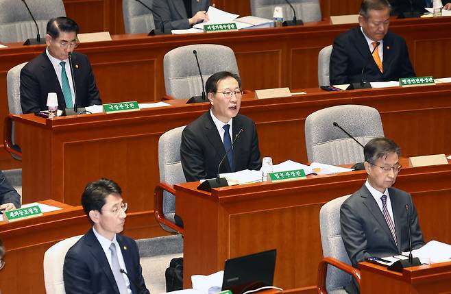 박성재 법무부 장관(가운데)이 13일 오전 서울 여의도 국회에서 열린 예산결산특별위원회 전체회의에서 의원 질의에 답변하고 있다. /뉴스1