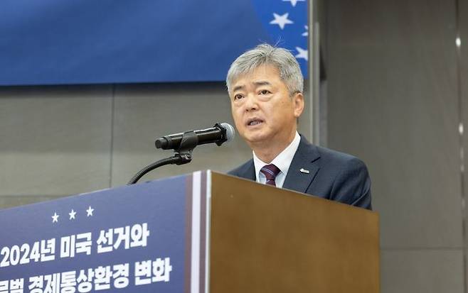 이인호 한국무역협회 부회장이 13일 서울 강남구 삼성동 트레이드타워에서 개최한 ‘2024년 미국 선거와 글로벌 경제통상환경 변화 세미나’에서 인사말을 하고 있다. ⓒ한국무역협회