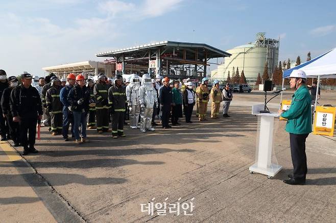 13일 김동섭 한국석유공사 사장이 재난대비 상시훈련을 마치고 참가자들에게 강평을 하고 있다.ⓒ석유공사