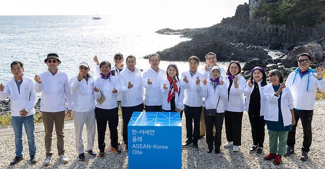 한국과 아세안 국가 관계자들이 8일 제주 서귀포 인근 해안에서 ‘제주 올레 8코스: 한-아세안 올레’ 명명 및 제막식을 하고 있다. 한-아세안 센터 제공