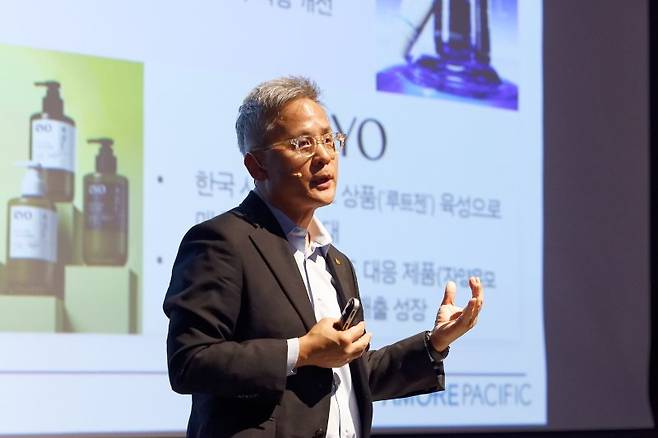 지난 12일 서울 용산 본사에서 열린 '2024 인베스터 데이(2024 Investor Day)'에서 김승환 아모레퍼시픽 대표가 발언하고 있다. 아모레퍼시픽 제공