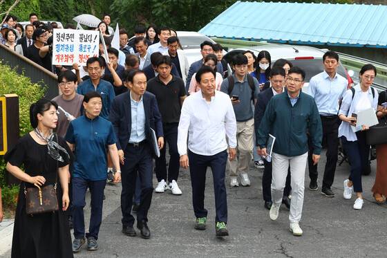 오세훈 서울시장이 지난해 7월 신속통합기획안이 확정된 서울 종로구 창신동 일대를 둘러보고 있다. 연합뉴스