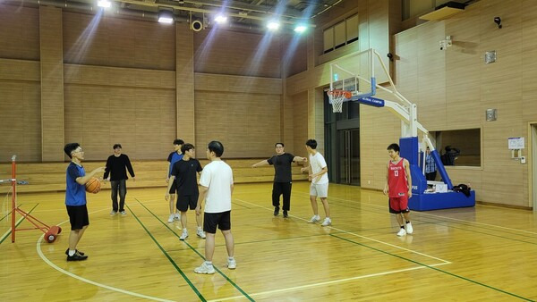 한국과 중국의 기사들이 12일 저녁 삼성화재 글로벌캠퍼스 체육관에서 농구를 하고 있다. 한국기원 제공