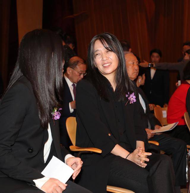 2024노벨문학상 수상 작가 한강이 지난달 17일 오후 서울 삼성동 포니정홀에서 열린 '2024 포니정 혁신상' 시상식에서 강지혜 문학평론가와 이야기하고 있다. 사진공동취재단