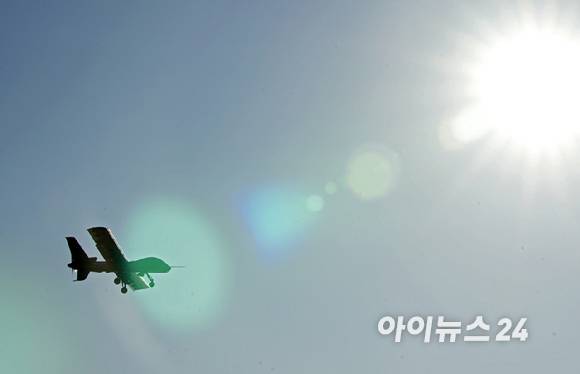 12일 포항 해상에 위치한 해군 독도함에서 실시된 '대형플랫폼 함정 무인기 운용 전투 실험' 에서 미국 제너럴 아토믹스(General Atomics)에서 개발 중인 고정익 무인기 모하비(Mojave)가 이륙해 동해 상공을 비행하고 있다. [사진=사진공동취재단]