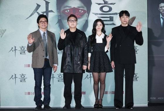 12일 오후 서울 용산구 CGV용산아이파크몰에서 열린 영화 '사흘' 언론시사회 및 기자간담회에서 감독과 배우들이 포즈를 취하고 있다. 왼쪽부터 배우 박신양, 현문섭 감독, 이레, 이민기. 연합뉴스