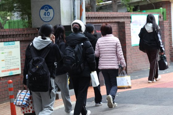 2024학년도 수능 시험일인 지난해 11월 16일 오전 수험생들이 수험장으로 향하고 있다. 연합뉴스