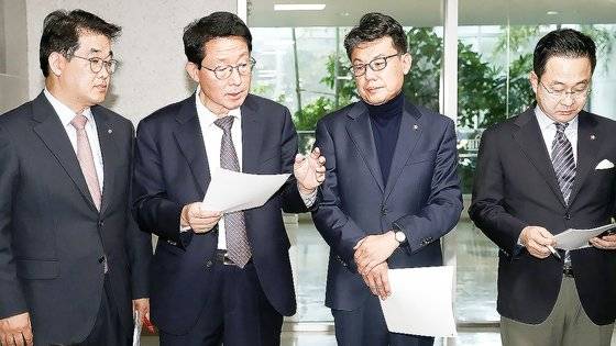 여야 정책위의장과 원내수석부대표가 13일 오후 서울 여의도 국회 의원회관에서 반도체특별법, 주식시장 개선방안 등 민생 공통현안 논의를 위한 회동을 마친뒤 취재진에게 회동 결과를 설명하고 있다. 왼쪽부터 국민의힘 배준영 원내수석부대표, 김상훈 정책위의장, 더불어민주당 진성준 정책위의장, 박성준 원내수석부대표. 뉴스1