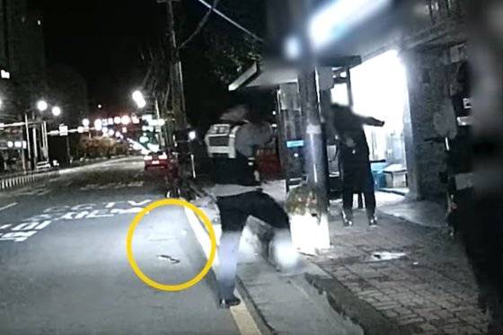 경찰을 보자 스스로 팔을 뒤로 젖히고 있다.