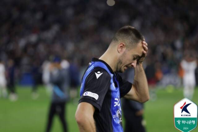 지난 10일 인천축구전용경기장에서 열린 프로축구 K리그1 대전 하나시티즌 전에서 1-2로 패한 인천 유나이티드 선수들이 아쉬움을 표하고 있다. 한국프로축구연맹 제공