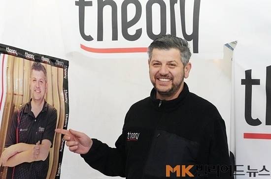 고렌 대표는 튀르키예 명문 이스탄불대학교에서 문학을 전공 후 경영학 석사(MBA)까지 취득했다. 이후 미국으로 건너가서 당구큐 유통사업을 하다 2008년에 띠오리를 창업했다. 띠오리 부스에서 자신의 사진을 가리키며 웃고 있는 고렌 대표.