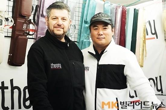 띠오리는 최근 경기도 수원에 ‘띠오리코리아’를 설립, 한국 시장 공략을 본격화하고 있다. 서울3쿠션월드컵 띠오리 부스에서 띠오리코리아 서창희 대표와 포즈를 취한 고렌 대표.