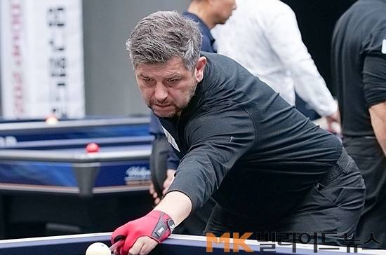 고렌 대표는 당구큐 사업을 하면서도 당구선수 활동을 병행하고 있다. 사업으로 바빠서 튀르키예 국내대회는 못나가지만 3쿠션월드컵에는 꾸준히 출전하고 있다. 이번 서울대회에도 3차예선(PQ)에 출전했지만, 1승2패로 최종예선(Q)에는 오르지 못했다. 고렌 대표가 서울3쿠션월드컵에서 경기하고 있다.