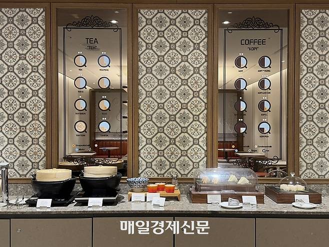 실버 크리스 라운지에는 싱가포르 특색을 담아 만든 공간이 따로 있다. 이곳에서 딤섬과 카야토스트 등 싱가포르 대표 음식을 맛볼 수 있다. / 사진=홍지연 여행+ 기자