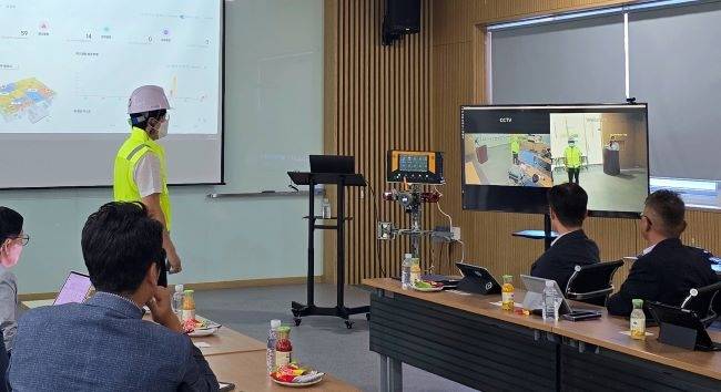 < 연구소의 전효민 수석이 IP 카메라와 CCTV 카메라를 활용한 안전장비 착용 솔루션에 대한 데모를 진행했다 / 이삭엔지니어링 제공 >