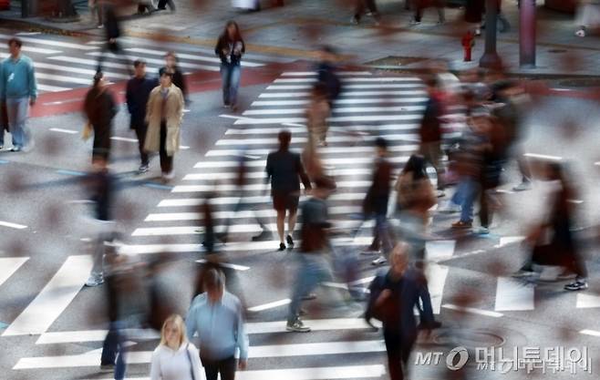 (서울=뉴스1) 구윤성 기자 = 사진은 이날 서울 종로 일대에서 발걸음을 옮기는 시민들. 2024.10.23/뉴스1  Copyright (C) 뉴스1. All rights reserved. 무단 전재 및 재배포,  AI학습 이용 금지. /사진=(서울=뉴스1) 구윤성 기자