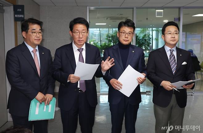 [서울=뉴시스] 고승민 기자 = 김상훈 국민의힘 정책위의장, 진성준 더불어민주당 정책위의장이 13일 서울 여의도 국회 의원회관에서 양당 수용 가능한 민생법안 등에 대해 논의 후 기자들에게 관련 내용을 밝히고 있다.   왼쪽부터 배준영 국민의힘 원내수석부대표, 김상훈 의장, 진성준 의장, 박성준 더불어민주당 원내수석부대표. 2024.11.13. kkssmm99@newsis.com /사진=고승민