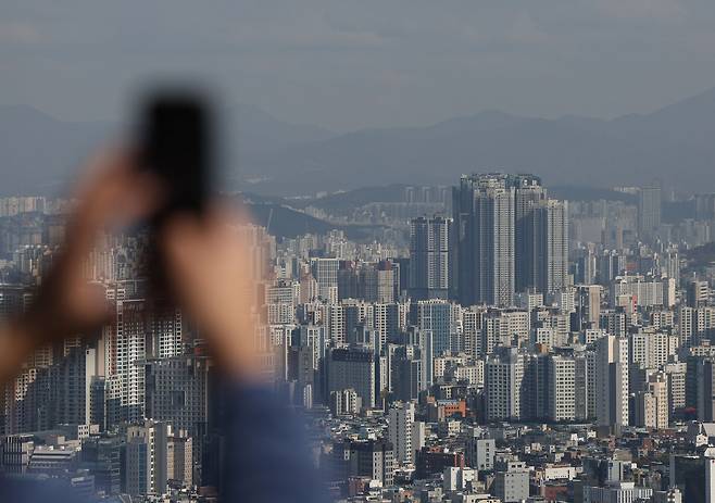 서울 남산에서 바라본 아파트 단지 모습.[연합]