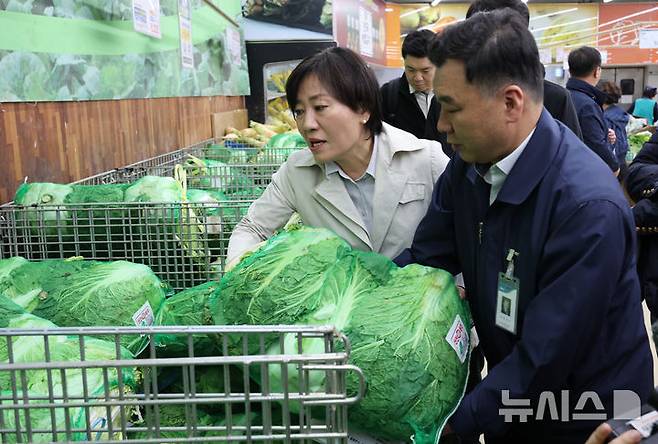 [서울=뉴시스] 황준선 기자 = 송미령 농림축산식품부 장관이 10일 김장재료 수급상황 현장 점검을 위해 서울 서초구 하나로마트 양재점을 방문해 배추를 살펴보고 있다. 2024.11.10. hwang@newsis.com