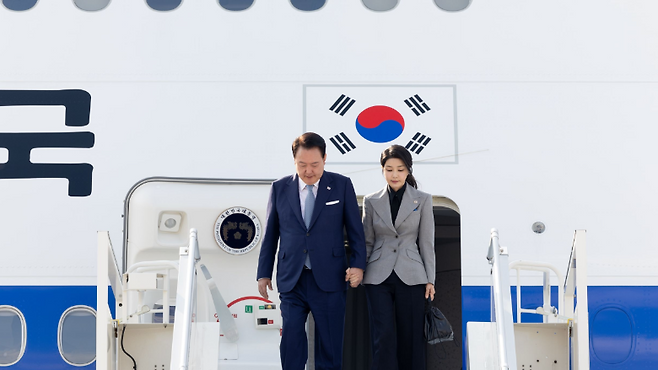 '사적 채용', '비선 채용' 등 논란에 휩싸여 온 윤석열 대통령비서실은 '직원 명단을 공개할 수 없다'고 주장했지만, 1·2심 법원은 모두 공개 판결을 내렸다. 특히 법원은 "직원 명단의 공개는 대통령비서실 인적 구성의 투명성 확보 등 공익에 크게 기여한다"고 밝혔다. (사진 출처 : 대통령실)