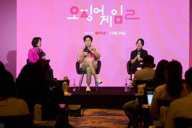 황동혁 감독(가운데)은 작품 속 게임에 대해 "어릴 때 한 번쯤은 해봤던 한국 고유의 게임들도 있고 전 세계에서 다 하는 게임도 있다"며 "그걸 그대로 쓸 수 없는 것도 있어서 적합하게 변형한 게임도 있다"고 말했다. 넷플릭스 제공