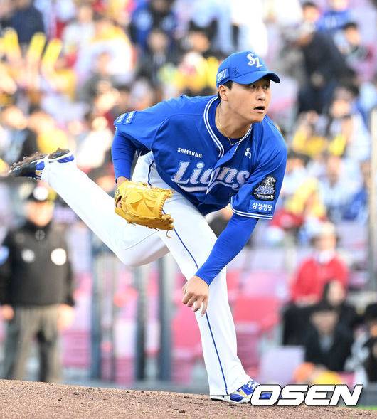 [OSEN=광주, 이대선 기자] 23일 오후 광주-기아 챔피언스필드에서 2024 신한 SOL Bank KBO리그 삼성 라이온즈와 KIA 타이거즈의 한국시리즈(KS·7전4선승제) 1차전 서스펜디드 경기가 열렸다.가을야구&nbsp;사상 첫 서스펜디드 게임으로 일정이 꼬인 2024 KBO 한국시리즈(KS)는 초유의 2박3일 경기에&nbsp;실질적인 더블헤더로 치러진다.&nbsp;이날 1차전 서스펜디드 게임과 2차전이 차례로 펼쳐진다.6회말 무사에서 삼성 이승현이 역투하고 있다. 2024.10.23 / sunday@osen.co.kr