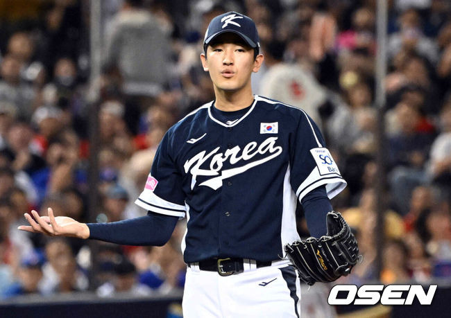 [OSEN=타이베이(대만), 이대선 기자] 13일 오후 대만 타이베이돔에서 세계야구소프트볼연맹(WBSC) 프리미어12 2024 B조 1차전 대한민국과 대만의 경기가 열렸다.대한민국은 1차전 선발투수로 고영표, 대만은 린위민을 내세웠다.1회말 2사 한국 선발 고영표가 대만 천제슈엔에게 볼넷을 허용한 뒤  아쉬워하고 있다. 2024.11.13 /sunday@osen.co.kr