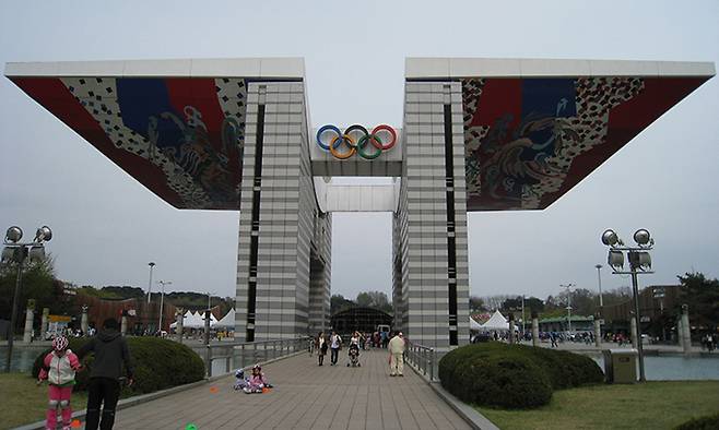 한국의 전통적인 문과 비상하는 처마를 연상시키는 ‘세계평화의 문’. 올림픽공원과 도시가 만나는 접점이기도 하다.