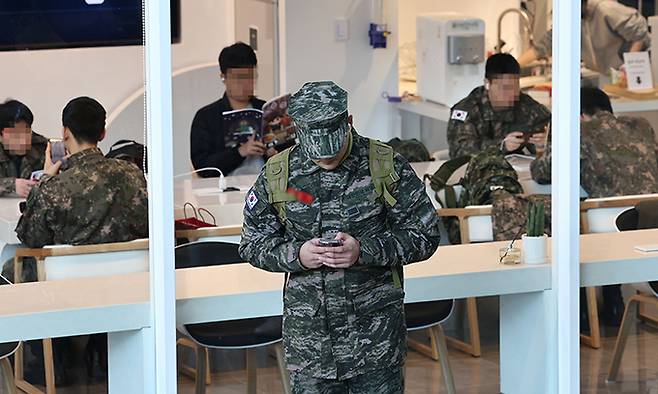 서울역에서 군 장병들이 이동하고 있다. 사진은 기사 내용과 직접적 관련 없음. 연합뉴스