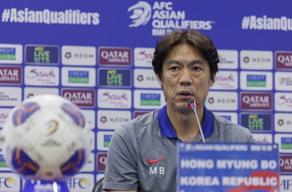 한국 남자축구 국가대표팀을 이끄는 홍명보 감독은 13일(한국시간) 쿠웨이트 쿠웨이트시티의 자베르 알 아흐메드 국제 경기장에서 열린 공식 기자회견에서 손흥민의 몸 상태에 대해 설명하고 있다. 쿠웨이트 연합뉴스