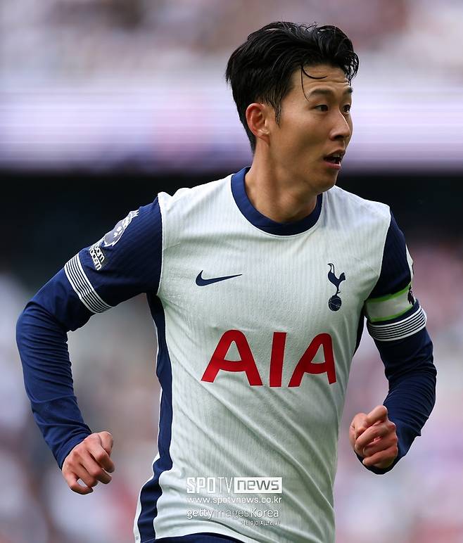 ▲ 사우디아라비아가 또 손흥민을 노린다. 지난해 여름 거액의 돈다발로 손흥민을 유혹했다가 거절당한 바 있다. 손흥민은 프리미어리그 잔류를 선언하며 토트넘에 대한 애정을 나타냈다. 시간이 지났고, 토트넘은 손흥민과 연장 계약 소식을 알리지 않고 있다. 감감무소식에 손흥민 측도 분노했다는 영국 현지 보도가 터졌다. 급기야 사우디아라비아 이적설까지 불거졌다. 토트넘이 1년 연장 팀 옵션만 발동할 경우 내년 여름 이적설은 또 불거질 전망이다.
