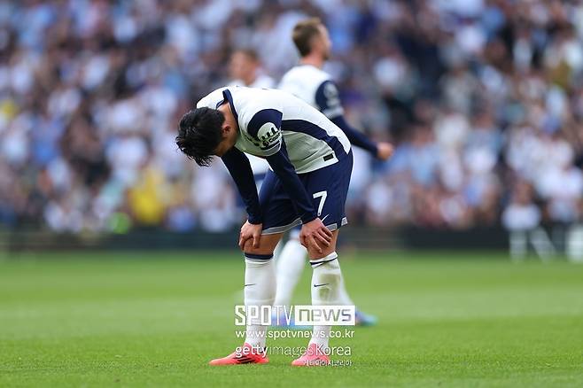 ▲ 사우디아라비아가 또 손흥민을 노린다. 지난해 여름 거액의 돈다발로 손흥민을 유혹했다가 거절당한 바 있다. 손흥민은 프리미어리그 잔류를 선언하며 토트넘에 대한 애정을 나타냈다. 시간이 지났고, 토트넘은 손흥민과 연장 계약 소식을 알리지 않고 있다. 감감무소식에 손흥민 측도 분노했다는 영국 현지 보도가 터졌다. 급기야 사우디아라비아 이적설까지 불거졌다. 토트넘이 1년 연장 팀 옵션만 발동할 경우 내년 여름 이적설은 또 불거질 전망이다.