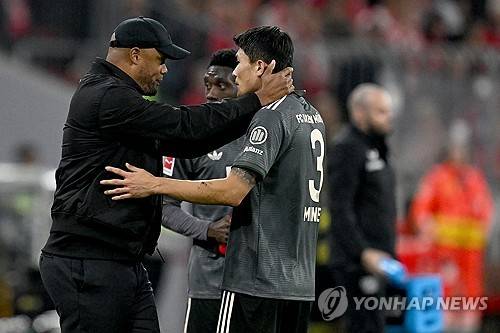 스카이스포츠 독일이 13일(한국시간) 김민재와 다요 우파메카노가 뮌헨 수비진에 안정감을 줬다며 6년 만에 나온 진기록을 소개했다.&nbsp;  매체는 뱅상 콤파니 체제에서 뮌헨은 분데스리가 4경기 연속 무실점 기록을 6년 만에 처음으로 달성했다. 우파메카노와 김민재의 강력한 수비 덕분이라고 보도했다.&nbsp;연합뉴스