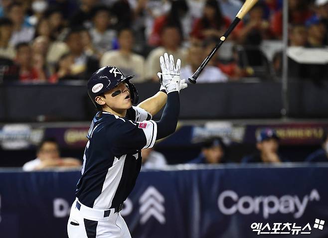 13일 오후 대만 타이베이돔에서 열린 '2024 WBSC(세계야구소프트볼연맹) 프리미어12' B조 조별리그 대한민국과 대만의 경기, 6회초 1사 김도영이 타격하고 있다. 타이베이(대만), 박지영 기자