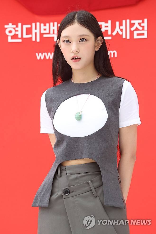 해린 '별명 아기고양이처럼' (서울=연합뉴스) 강민지 기자 = 그룹 뉴진스의 해린이 2024년 8월 1일 오후 서울 중구 현대백화점 면세점 동대문점에서 열린 '에브리데이 현데이' 프로모션 기념 포토월에서 포즈를 취하고 있다. [연합뉴스 자료사진]