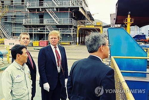 1998년 대우조선해양(현 한화오션) 조선소 방문한 도널드 트럼프 미국 대통령  [연합뉴스 자료사진]