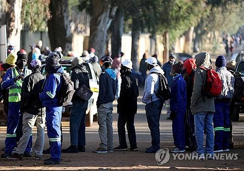 남아공 건설 공사 현장의 일용직 구직자들 [로이터 연합뉴스 자료사진. 재판매 및 DB 금지]