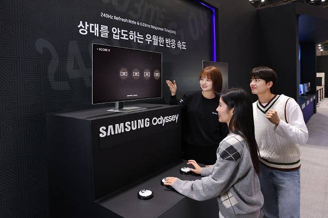 삼성전자 모델이 지스타 2024 오디세이 모니터 체험존 ‘All Ready. OLED’에서 오디세이 모니터의 높은 주사율을 경험할 수 있는 ‘동체 시력 테스트’를 체험하고 있다. (사진=삼성전자)