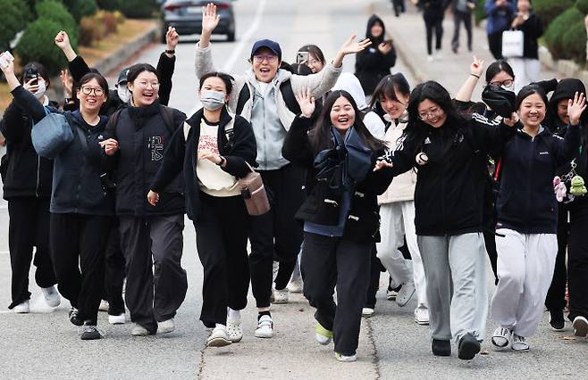 2025학년도 대학수학능력시험일인 14일 오후 경기도 수원시 팔달구 영복여자고등학교에서 시험을 마친 수험생들이 환하게 웃으며 시험장을 나오고 있다. (사진=연합뉴스)