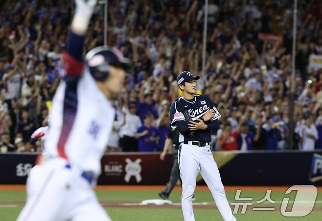 13일(현지시간) 오후 대만 타이베이시 타이베이돔에서 열린 2024 WBSC 프리미어12 B조 예선 대한민국과 대만의 경기, 2회말 대만 공격 2사만루 상황에서 대한민국 선발 고영표가 천천웨이에게 만루 홈런을 허용하고 있다. 2024.11.13/뉴스1 ⓒ News1 장수영 기자